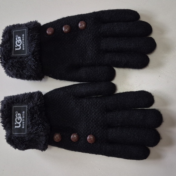 UGG Gloves 🗻 - Picture 1 of 4